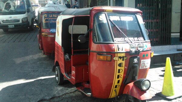 A estos mototaxis de 3 ruedas se les conoce como Tuc Tuc (o Tuk Tuk) por el sonido del motor