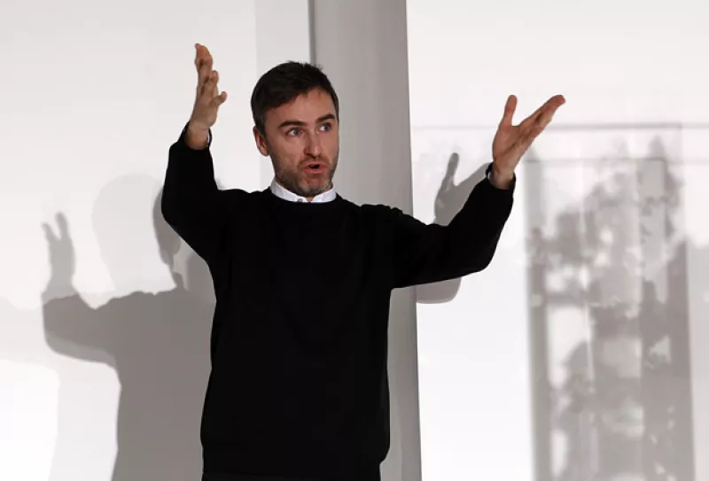 Finalmente después de 12 meses de espera se conoce quién ocupará el lugar de John Galliano como director creativo de la firma.