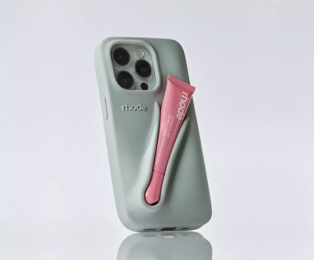 La funda de iPhone viral de Rhode Beauty.
