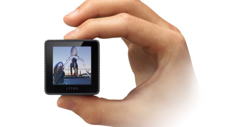 La cámara Lytro cuenta con solo con 2 botones – encendido y obturador –, una pantalla táctil, lente con una apertura de f/2, zoom óptico 8x y un conector USB para pasar tus fotos a tu computadora.