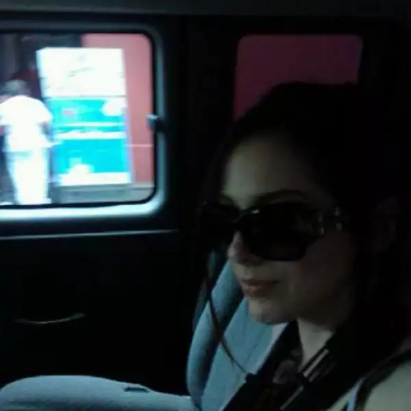 La cantante Paty Cantú se tomó la foto en el coche e informó “cambiando de locación... en fachita casual y pelo agarrado jaja; pero sigo siendo yo, lo juro!!”