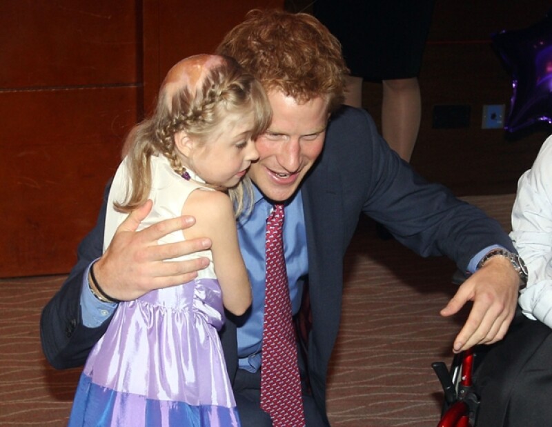 El Príncipe convivió con los pequeños durante la ceremonia.