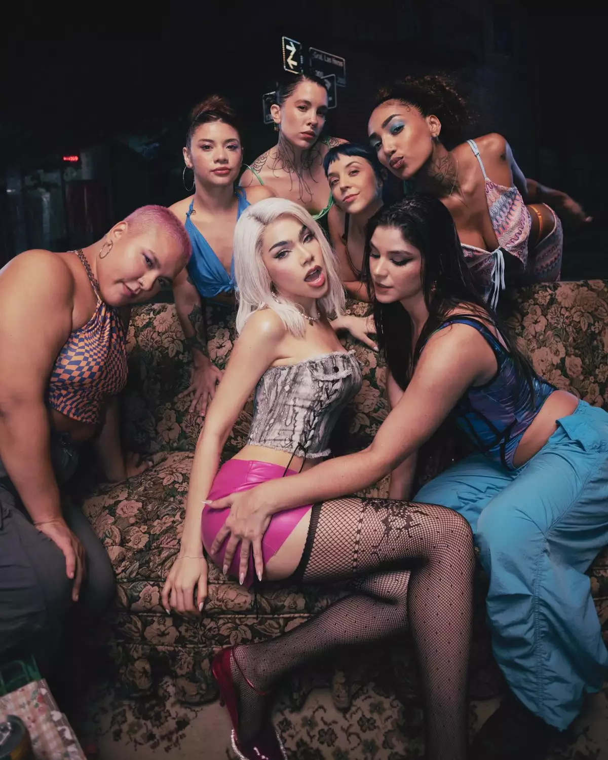 Kenia Os demuestra con "Pink Aura" que está en su era más femenina y coquette