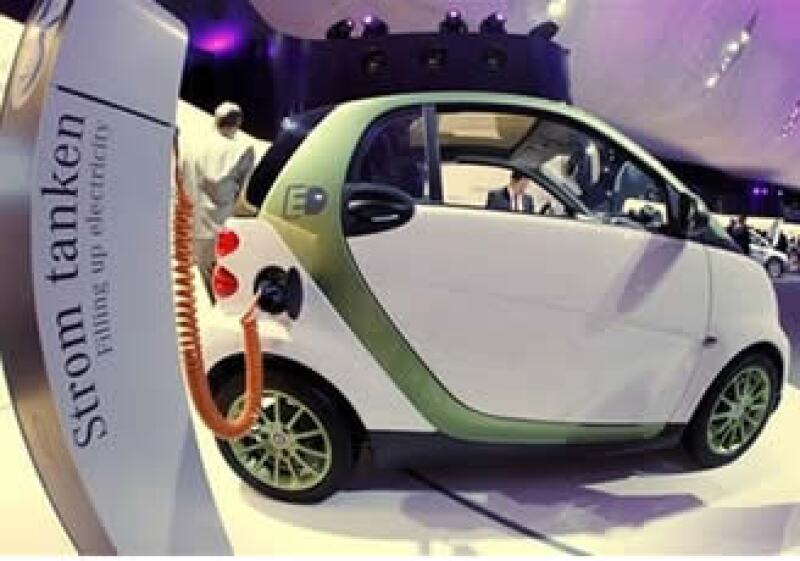 Los vehículos eléctricos y los híbridos que se enchufan están diseñados para funcionar con baterías y son mucho más costosos que los híbridos tradicionales. (Foto: AP)