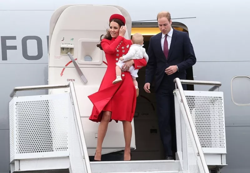 Después de 30 horas de viaje y retrasos por el clima, Kate Middleton así como el príncipe Guillermo llegaron al aeropuerto de Wellington donde el primogénito hizo su segunda aparición en público.