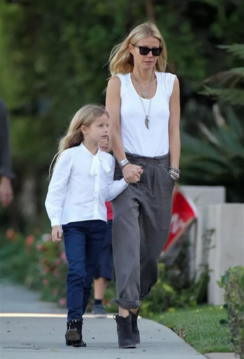 Apple ha demostrado que heredó completamente el talento musical de Chris Martín cantando y tocando guitarra como él.