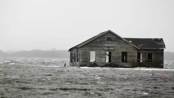 Se espera que el huracán derribe árboles, dañe edificios y cause cortes generalizados de energía en los próximos días.
