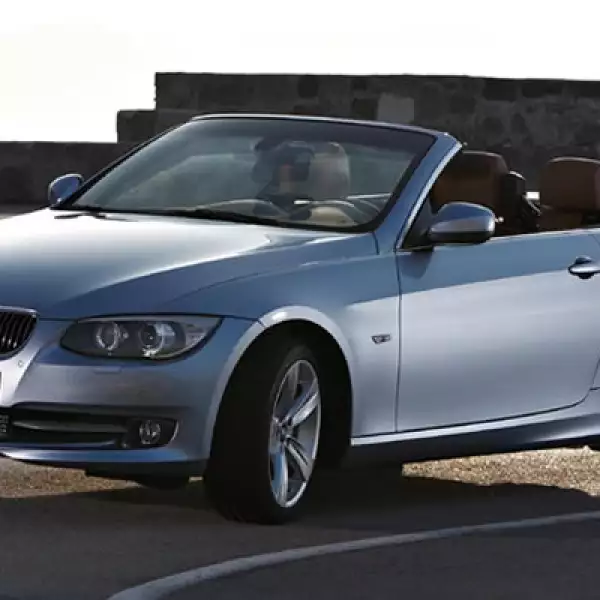 El modelo tope de gama, el BMW 335i, ofrecido en cualquiera de las variantes, cuenta con un seis cilindros en línea de 3 litros con tecnología Twin Power Turbo, inyección directa de gasolina High Precision Injection y Valvetronic.