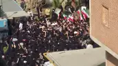 Este vídeo tomado de imágenes de UGC publicadas en las redes sociales el 22 de febrero de 2026, y verificado por los equipos de AFPTV en París, muestra a los iraníes en conflicto en la Universidad de Tecnología Amirkabir en Teherán. Los estudiantes iraníes se reunieron para nuevas manifestaciones a favor y antigubernamentales el 22 de febrero de 2026, conmemorando a los muertos en las protestas recientes, mientras se avecinaban temores de un nuevo conflicto con los Estados Unidos sobre el programa nuclear del país