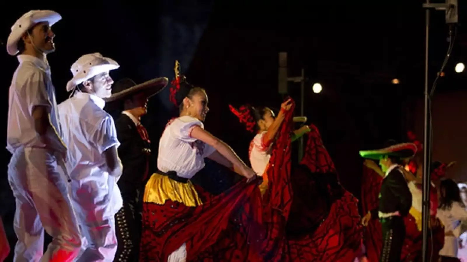 Bailarines y fuegos artificiales para festejar el Centenario de la Revolución