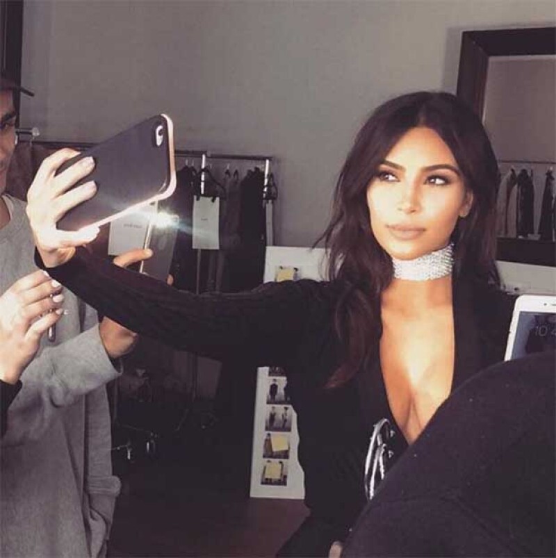 Kim es una verdadera aficionada a las selfies, incluso tiene un libro dedicado a ellas.