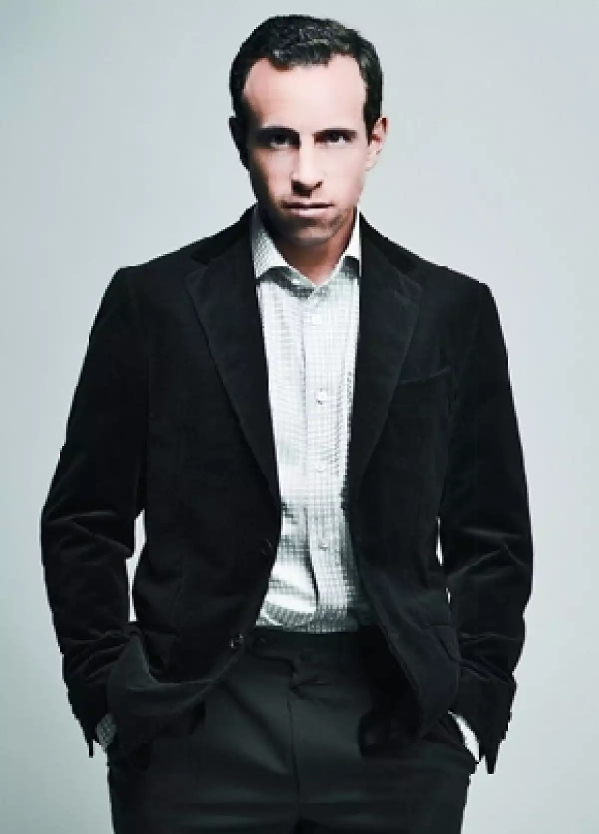 Camisa en algodón, Tom Ford en Dogma. Saco en terciopelo, Pal Zileri y pantalones en poliester, Pal Zileri.