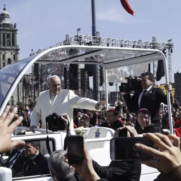 A bordo del papamóvil, Francisco saludó a los cientos de personas que se congregaron para mirar al pontífice.