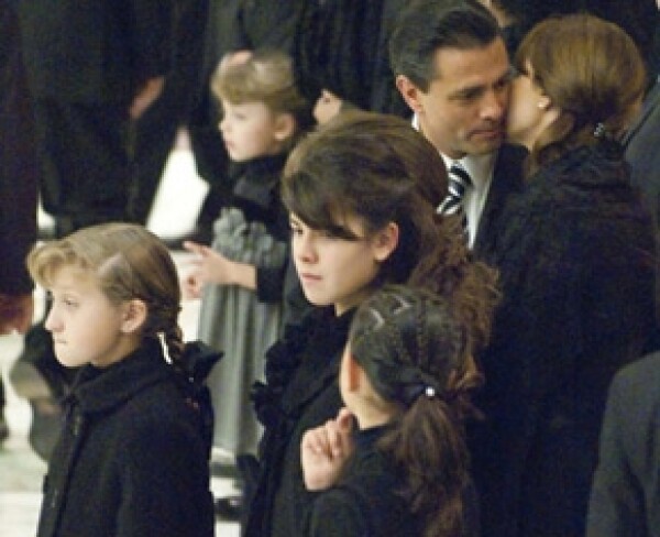 Durante la ceremonia, los novios se dieron muestras de cariño.