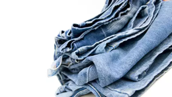 La mezclilla normal, no importa qué tan oscura o clara sea, está teñida con pintura índigo, la cual se deslava cada vez que los llevas a la lavadora. (Foto: Getty Images)