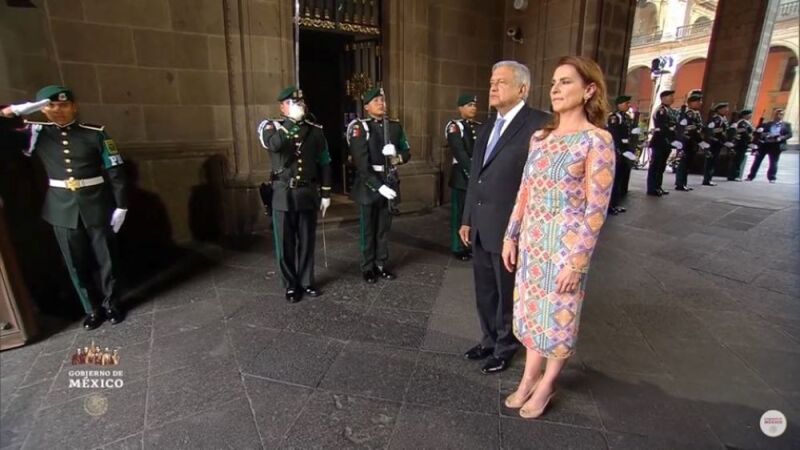 Vestido huichol de Beatriz Gutiérrez Müller 4.jpg