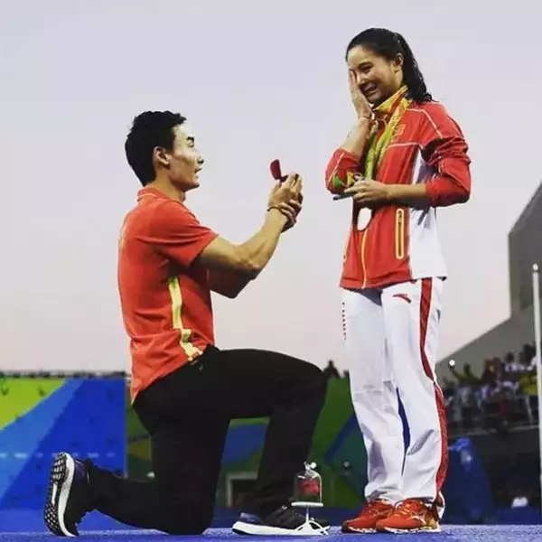 La atleta aceptó la propuesta entre lágrimas.