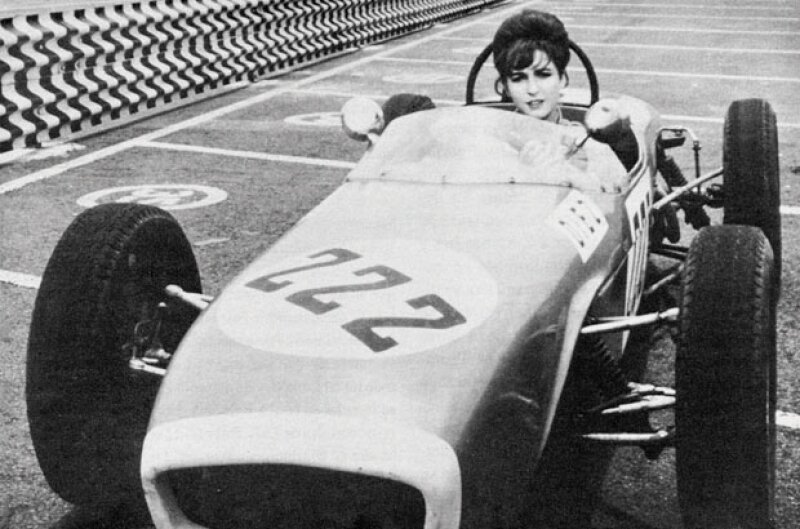 Angélica María en 1968, así como ella varios artistas de la época se daban cita en las carreras de autos. El glamour era parte fundamental del autódromo.