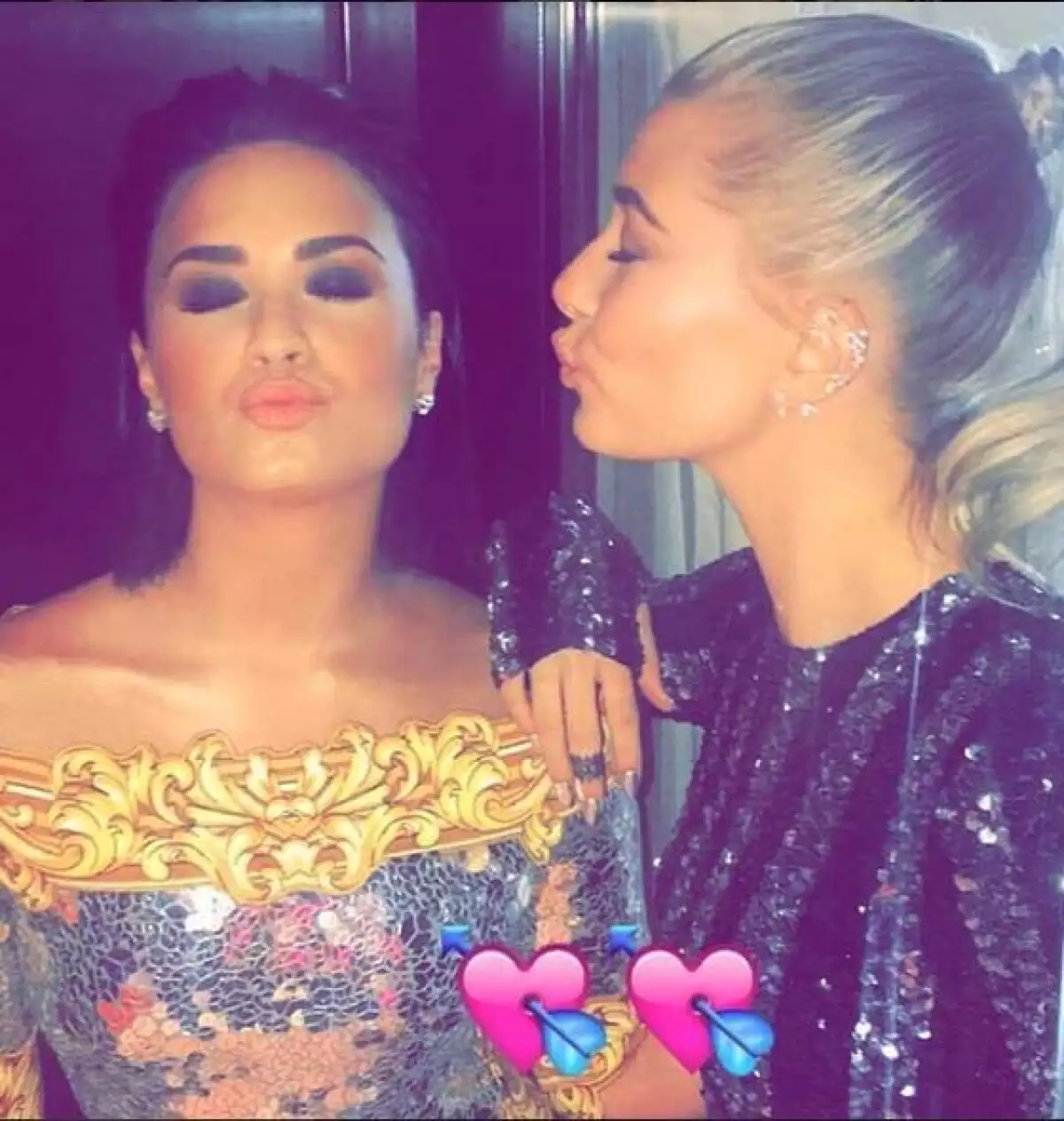 Fans aseguran que Taylor Swift, Selena Gomez y el resto de sus amigas dieron unfollow a la novia de Wilmer Valderrama tras postear una foto junto a la modelo Hailey Baldwin, ¿que está pasando?