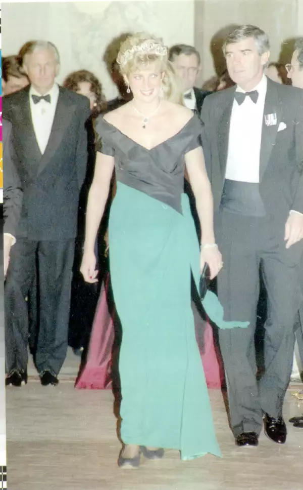 La princesa Diana en 1991 usando un diseño asimétrico de Catherine Walker.