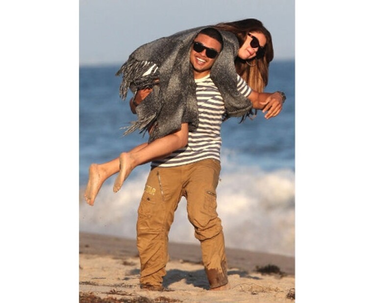 Selena fue criticada por las belibiers al ser captada muy divertida con el mejor amigo de Justin, Alfredo Flores.