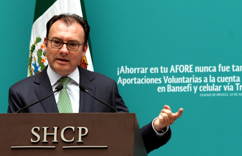 El anuncio trascendió horas antes de que el presidente dé un mensaje a medios, donde se prevé que anuncie cambios en el gabinete.