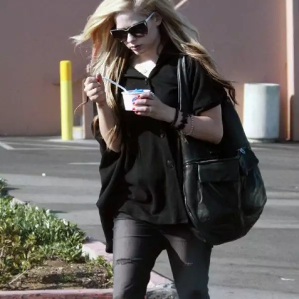 Muy concentrada se vio a Avril Lavigne disfrutando de su helado azul por las calles californianas.