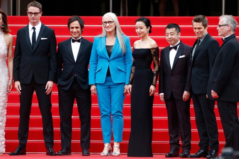 Gael García posando en red carpet con los demás miebros del jurado de la Selección Oficial Nicolas Winding Refn, Jane Campion, Do-yeon Jeon, Zhangke Jia, Willem Dafoe y el director del Cannes Film Festival, Thierry Fremaux.