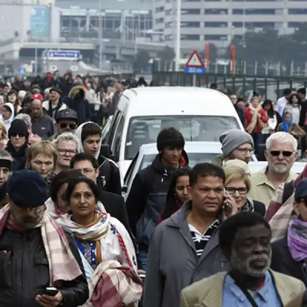 El aeropuerto de Bruselas fue evacuado y todas las operaciones fueron canceladas. 