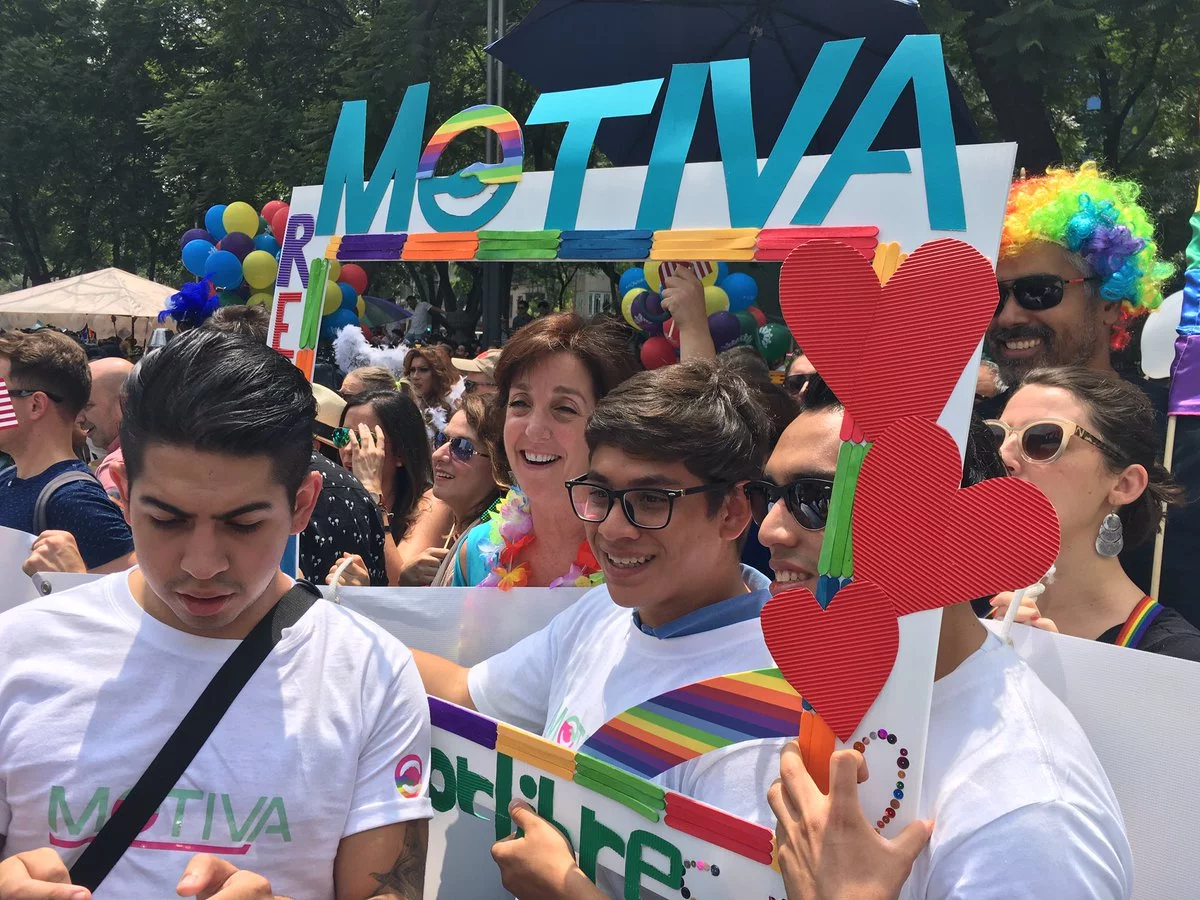 Avanza hacia el Zócalo, donde habrá un concierto.