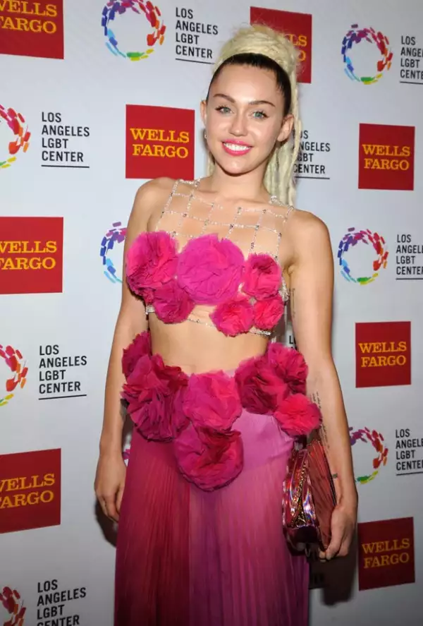 Miley Cyrus participó brevemente en la cinta Big Fish, protagonizada por Ewan McGregor.
