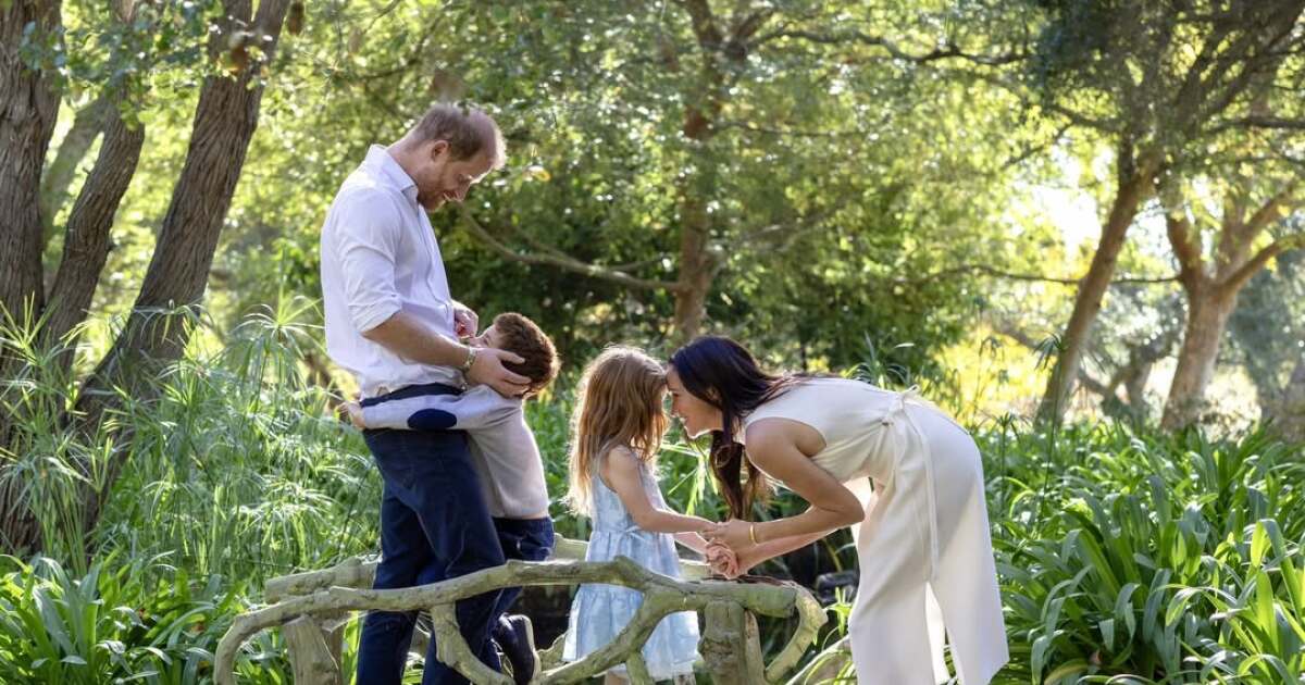 Meghan y los príncipes Archie y Lilibet viajarán finalmente a Reino Unido para encontrarse con Harry ¿y con Carlos III?