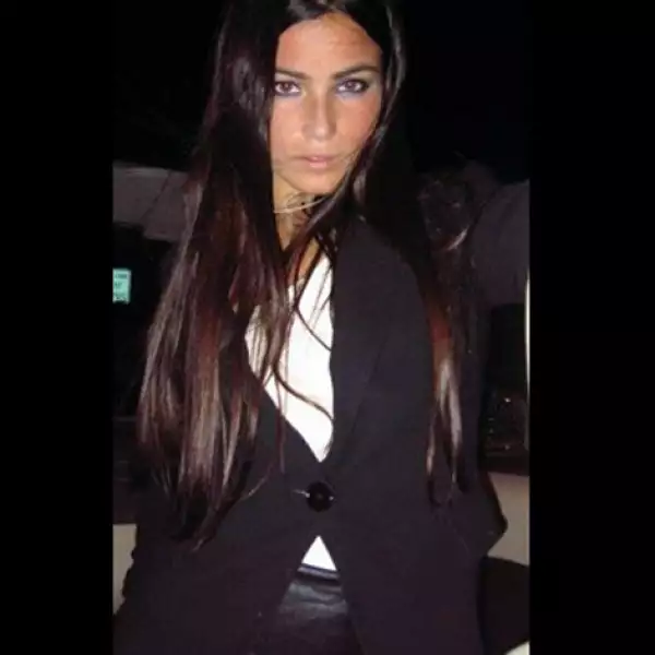 Hasta en un look casual se ve fashion.