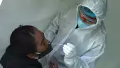 Personal médico toma muestra nasal a una mujer en el módulo de salud de la ala al día Álvaro Obregón.