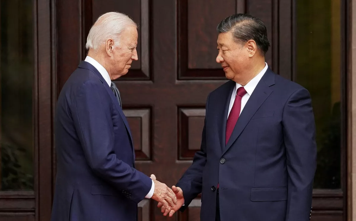 El presidente de los Estados Unidos, Joe Biden, le da la mano al presidente chino Xi Jinping en la finca Filoli, al margen de la cumbre de Cooperación Económica Asia-Pacífico (APEC), en Woodside, California, EE. UU., el 15 de noviembre de 2023.