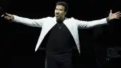 Lionel Richie cantando en un show.