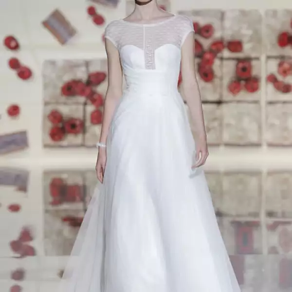 Vestido corte corazon con un bodice de encaje de celosia.