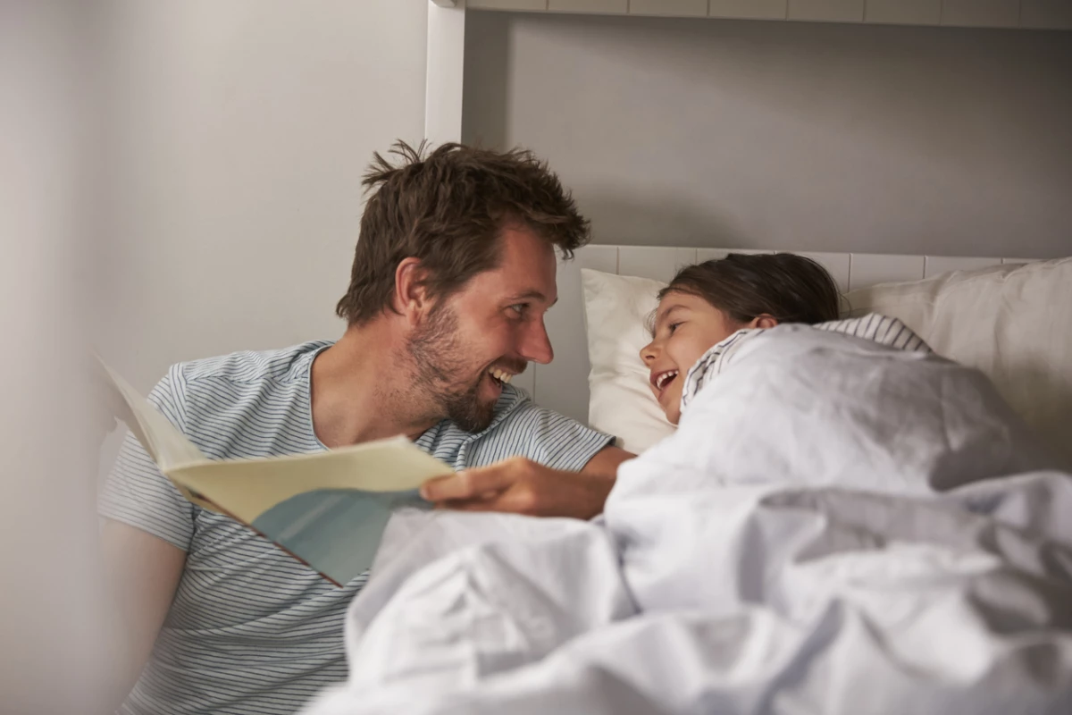 Padres hijos lectura felicidad