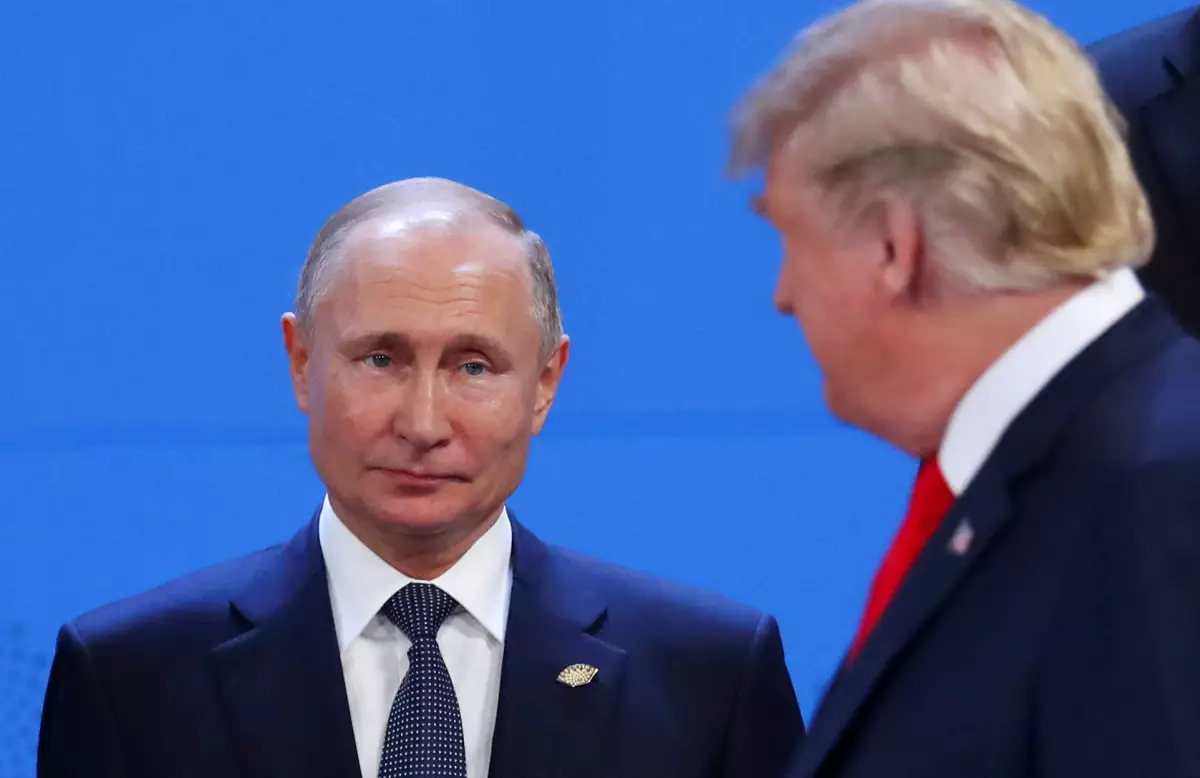 El presidente de los Estados Unidos, Donald Trump, y el presidente de Rusia, Vladimir Putin, son vistos durante la cumbre de líderes del G20 en Buenos Aires, Argentina, el 30 de noviembre de 2018.