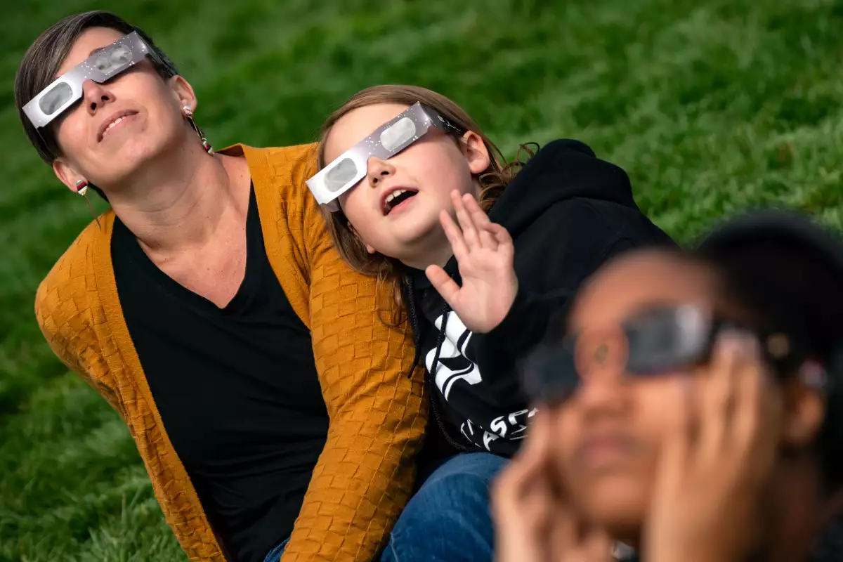 ¿Cómo saber si te dañaste los ojos por ver el eclipse solar?