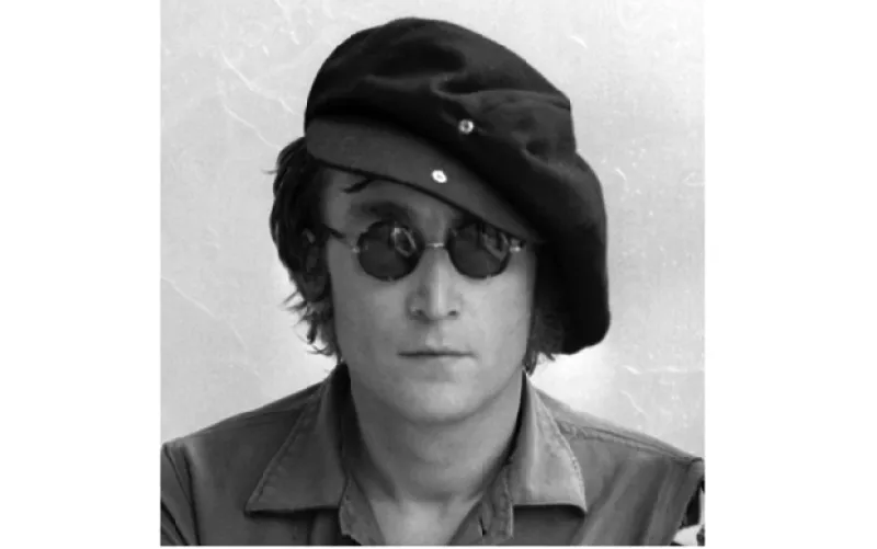 El músico británico cumpliría 70 años y como un pequeño homenaje presentamos cinco videos donde los famosos han cantado las composiciones de este legendario artista.