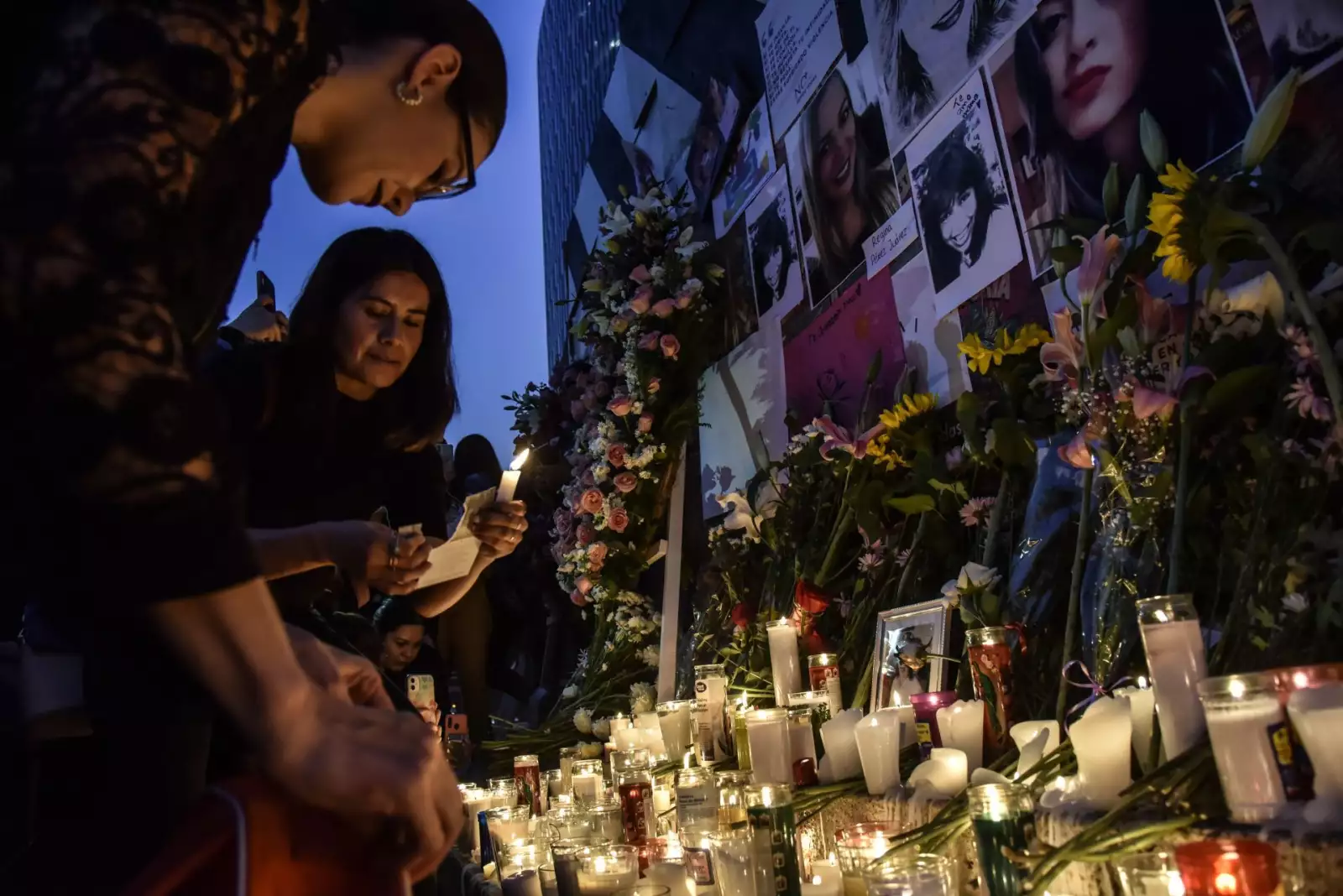 Con flores, velas y fotografías, mujeres rindieron homenaje a víctimas de feminicidio