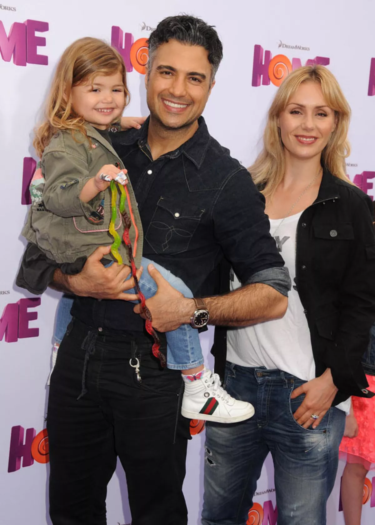 Jaime Camil también asistió a la premiere con su hija Elena y su esposa Heidi Balvanera.