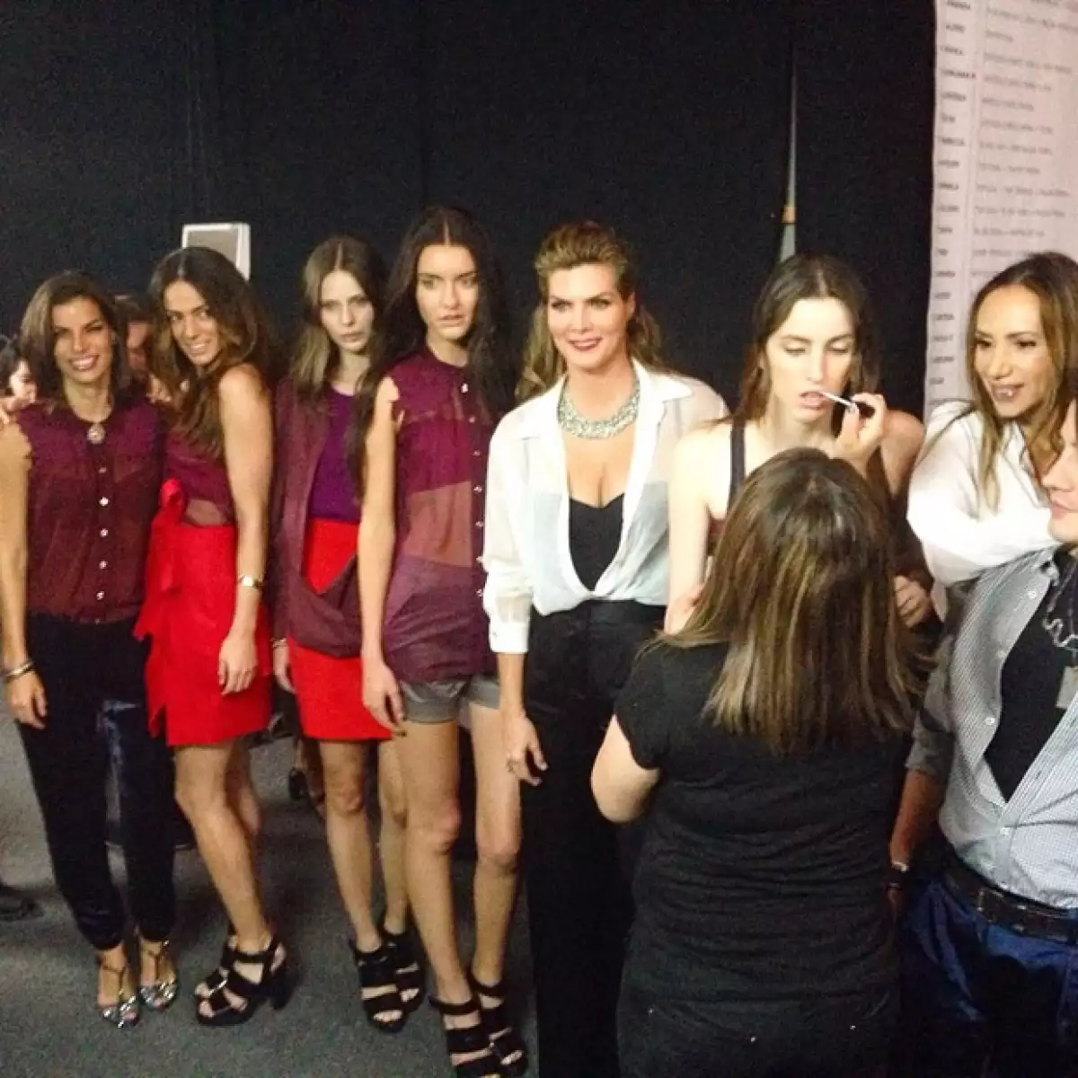 Montserrat y Bárbara posando junto a sus modelos, previo al desfile.