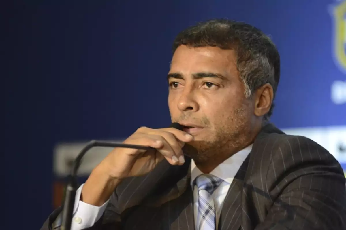 El ahora político y exfutbolista Romario, así como Paulo Coelho y otros famosos del país han manifestado su desacuerdo con los gastos excesivos que se han hecho por esta fiesta deportiva.