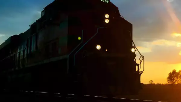 ferrocarril al atardecer
