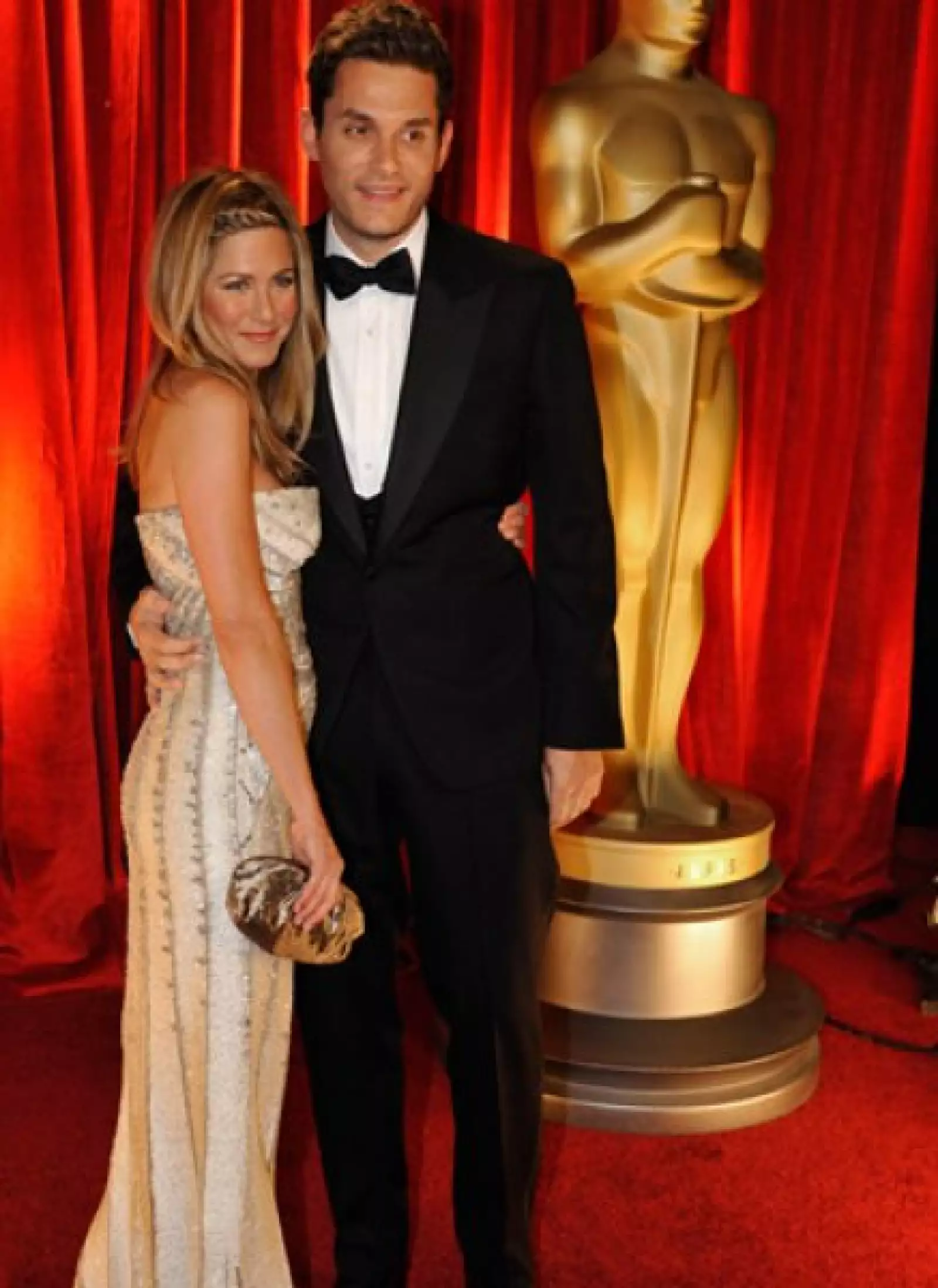 Jennifer Aniston llegó acompañada del músico John Mayer, de quien no se separó ni un minuto. La actriz lució un vestido largo color dorado con cuentas.