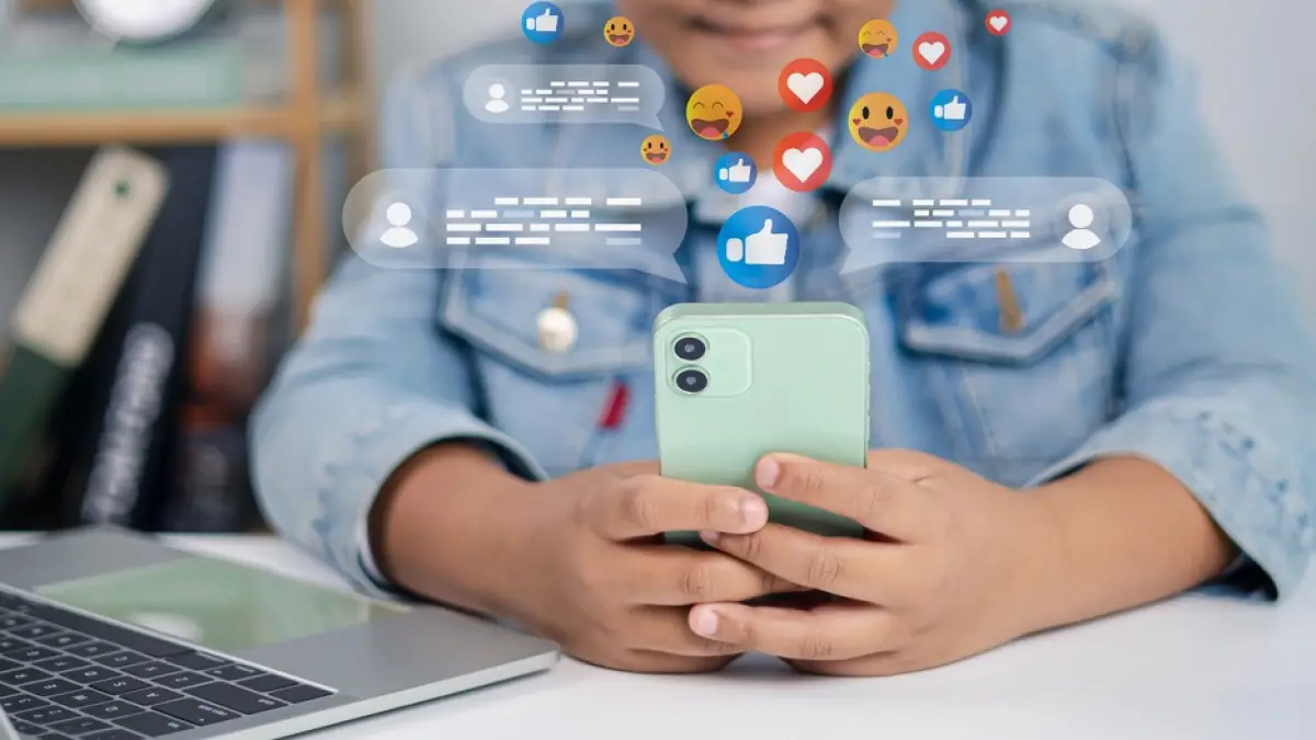 conversación de un menor en las redes sociales con seguridad parental