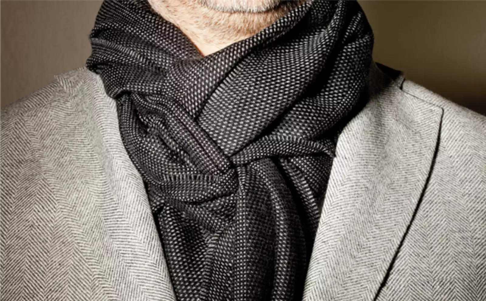 Cierra el saco o abrigo y acomoda la bufanda, dando volumen para cubrir bien el cuello.