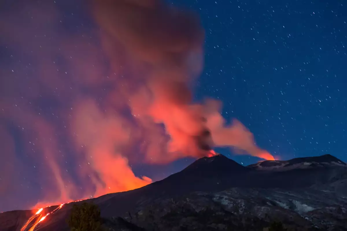 Volcán en erupción.
